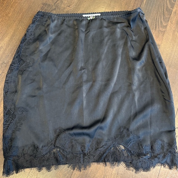 437 Lace mini skirt - Picture 2 of 3